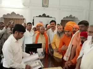 123 2 अलवर मंदिर का विवाद : BJP नेताओं ने निकाली आक्रोश रैली, साधु-संत भी रहे मौजूद