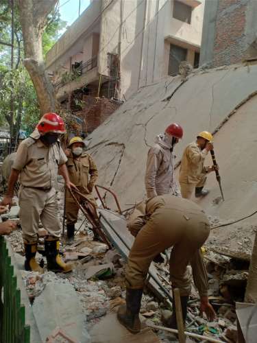 123 5 दिल्ली के सत्य निकेतन में गिरी 3 मंजिला इमारत, मजदूरों के फंसे होने की आशंका