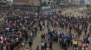 267135 bangladesh श्रीलंका में त्राहेमाम-त्राहेमाम , देश छोड़ गए पी.एम.राजपक्षे, सड़क पर जनता