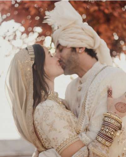 FQT1lgDVIBYtqK0 Ranbir Alia Wedding: एक दूजे के हुए आलिया और रणवीर, मुंबई के घर में लिए सात फेरे