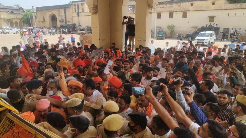 IMG 20220427 WA0064 अलवर मंदिर का विवाद : BJP नेताओं ने निकाली आक्रोश रैली, साधु-संत भी रहे मौजूद