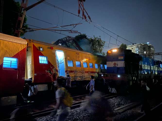 Puducherry पुडुचेरी एक्सप्रेस के तीन डिब्बे पटरी से उतरे, माटुंगा - दादर ट्रेन रूट हुआ बाधित