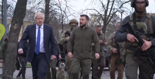 Screenshot 2022 04 10 9.22.42 AM Russia Ukraine War: जंग के बीच यूक्रेन पहुंचे ब्रिटिश PM जॉनसन, जेलेंस्की के साथ कीव की सड़कों पर दिखे घूमते