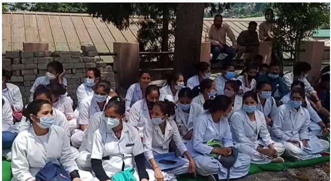 Screenshot 2022 04 20 141232 अल्मोड़ा में मेडिकल कॉलेज के कर्मचारियों ने सरकार के खिलाफ खोला मोर्चा