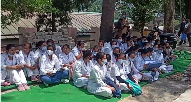 Screenshot 2022 04 20 141259 अल्मोड़ा में मेडिकल कॉलेज के कर्मचारियों ने सरकार के खिलाफ खोला मोर्चा
