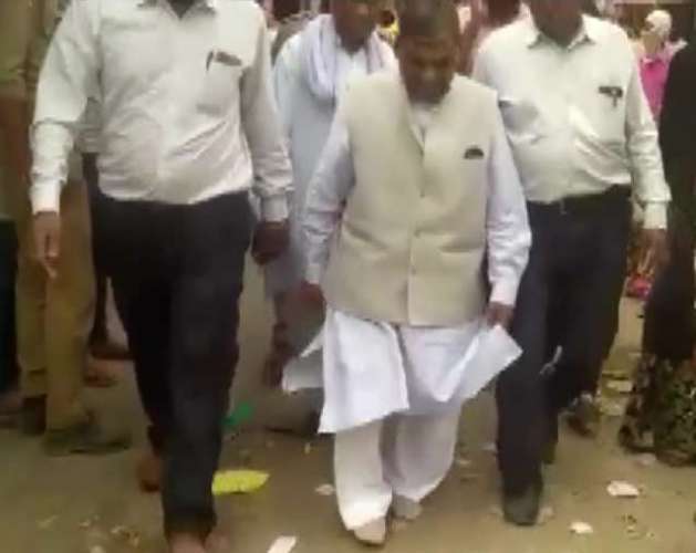 Screenshot 2022 04 23 12.38.19 PM Uttar Pradesh: आगरा में मेले का उद्घाटन करने पहुंचे फतेहाबाद भाजपा विधायक के जूते चोरी