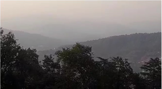 Screenshot 2022 04 24 133617 अल्मोड़ा: जंगलों में लगी आग से निकलता धुंआ लोगों के लिए बना आफत