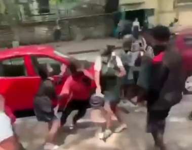 Screenshot 2022 05 18 11.25.37 AM Bangalore Street Fight: बेंगलुरु की सड़कों पर स्कूली छात्राओं में खूब चले लात-घूंसे और डंडे, वीडियो वायरल