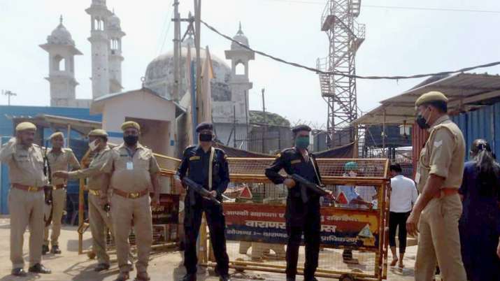 gyanvapimasjid 1651833229 Gyanvapi Masjid Survey: वाराणसी में कड़ी सुरक्षा के बीच ज्ञानवापी मस्जिद का सर्वे, 52 लोगों की टीम गई अंदर