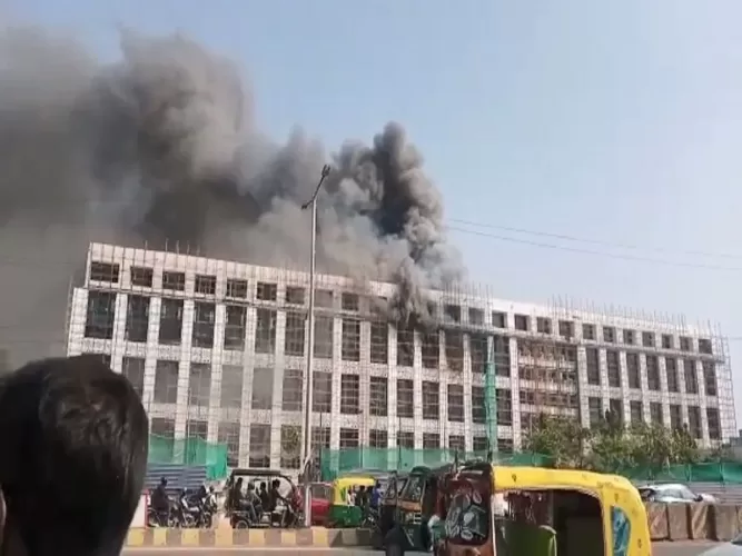 patna fire1 Bihar: पटना के विश्वेश्वरैया भवन में आग, फायर ब्रिगेड ने पाया काबू, देखें Video