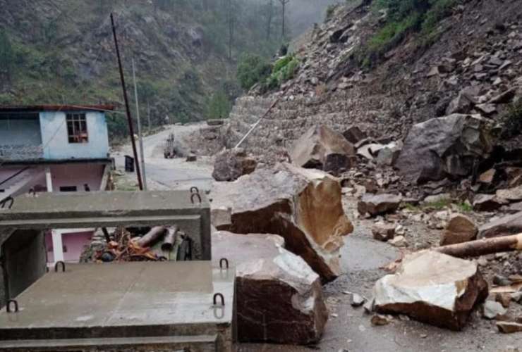 rain flood landslide 1621501928 हिमाचल के रोहड़ू में फटा बादल, मलबे में बहे दादा-दादी व पोता, कोटखाई में लैंडस्लाइड, अस्पताल में भरा पानी