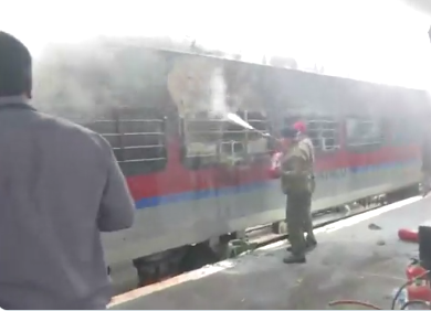 Screenshot 2022 06 17 12.45.32 PM अग्निपथ की आंच पहुंची तेलंगाना, सिकंदराबाद रेलवे स्टेशन पर उपद्रवियों ने फूंकी ट्रेन, 20 करोड़ का हुआ नुक्सान