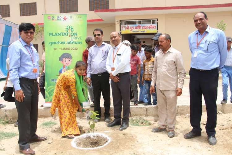 WhatsApp Image 2022 06 11 at 5.06.22 PM Mathura: मथुरा रिफाइनरी ने गोकुल-महावन के इंटर कॉलेजों में लगाए 200 पौधे, हरित और स्वस्थ भविष्य का दिया संदेश