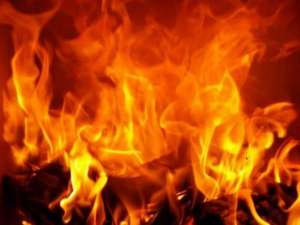 fire b 2018013640 उत्तर प्रदेश : आग लगने से 5 लोग जले जिंदा, मरने वालों में 4 बच्चे और एक महिला