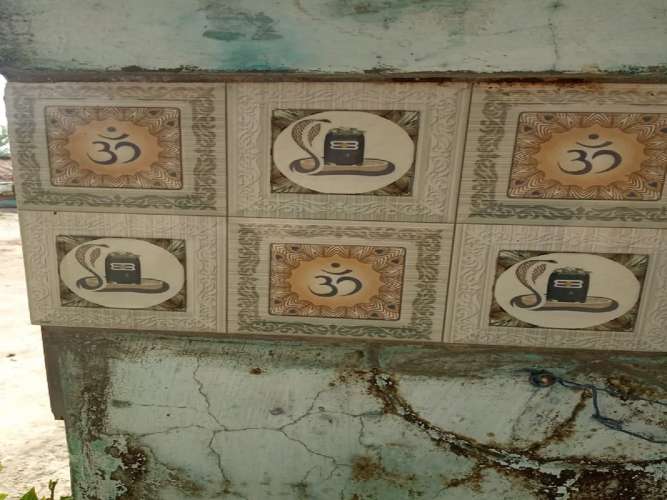 shivling picture tiles installing in toilet 1 UP News: सीतापुर में शौचालय में देवी-देवताओं के चित्र वाली टाइल्स लगा देख भड़के ग्रामीण, 2 गिरफ्तार