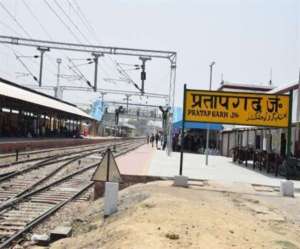10 09 2021 pratapghar junction 22005528 UP News: प्रतापगढ़ जंक्शन की पहली स्टेशन मास्टर बनी स्मृति राव