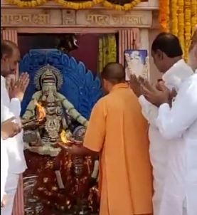 Capture CM Yogi in Hyderabad: चारमीनार के श्री भाग्यलक्ष्मी मंदिर में की सीएम योगी ने पूजा, देखें वीडियो