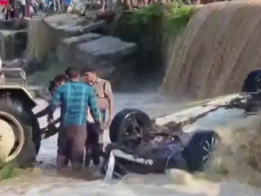 dfsfsdfs 1657249657 1 Uttarakhand: रामनगर के ढेला नदी के तेज बहाव में बही पर्यटकों की कार, 9 लोगों की मौत