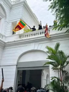 fxnylewxeaanpwe 1657354124 श्रीलंका में हिंसा, हालात हुए बदतर, राष्ट्रपति आवास तक पहुंचे प्रदर्शनकारी, प्रेसिडेंट हाउस छोड़कर भागे राष्ट्रपति गोटबाया