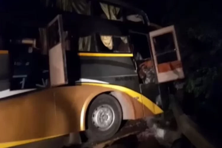 road accident heavy collision between truck and bus on rampur bareilly highway Rampur Road Accident: रामपुर में ट्रक व बस में भीषण भिड़ंत, 6 लोगों की मौत, 44 घायल