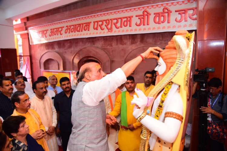 20220827 224532 1 रक्षा मंत्री राजनाथ सिंह ने भगवान परशुराम की प्रतिमा का किया अनावरण