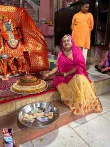 WhatsApp Image 2022 08 20 at 9.42.23 PM UP News: भगवान श्री कृष्ण से शादी की 26वीं सालगिरह पर सखी बाबा ने 26 किलो का केक किया भेट