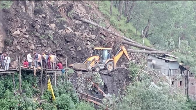 WhatsApp Image 2022 08 21 at 11.05.34 AM Landslide In Himachal: चंबा में एक बार फिर भूस्खलन, भरमौर-पठानकोट राष्ट्रीय राजमार्ग बंद