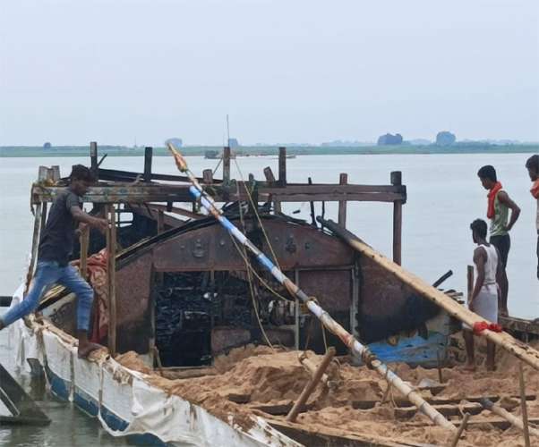 crime 1 पटना : नदी के बीच नाव पर फटा गैस सिलेंडर, अब तक चार मजदूर जले जिंदा , निकाले जा रहें हैं शव
