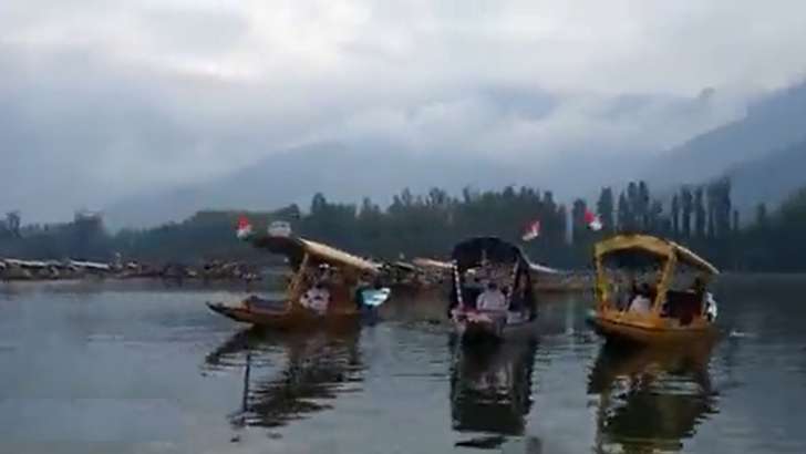 dal jheel Video: श्रीनगर की मशहूर डल झील में तिरंगा रैली