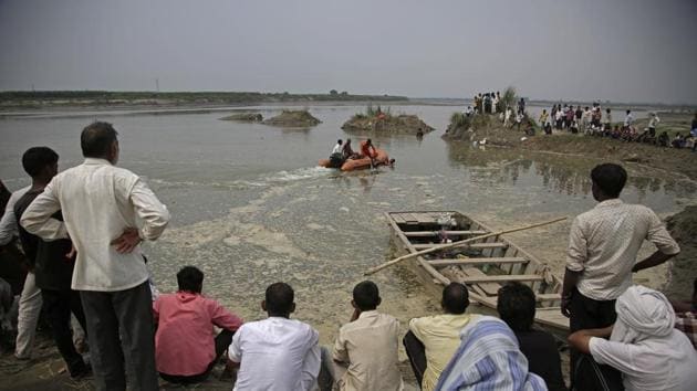 india boat capsize 2297bf88 993a 11e7 bef3 183dfba5e438 UP News: बांदा में यमुना नदी में नाव पलटी, 34 लोग थे सवार,अभी भी 17 लोग लापता