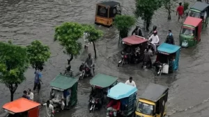 paakaisataana sixteen nine पाकिस्तान में भारी बारिश और बाढ़ ने ढाया कहर, मरने वालों का आंकड़ा पहुंचा 1000 के पार, आपातकाल का ऐलान