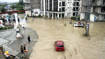 pakistan floods Pakistan Flood: पाकिस्‍तान में बाढ़ ने मचाई तबाही, 1300 लोगों की मौत, लाखों लोग प्रभावित