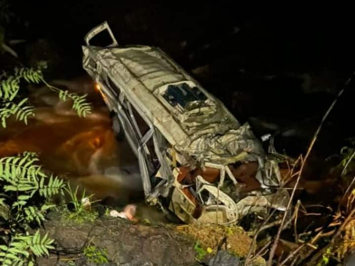 0203d0ea31c05ad4d94c9d70b9e5a0f81664158654627142 original Himachal Pradesh Accident: कुल्लू में यात्रियों से भरी ट्रैवलर खाई में गिरी, 7 लोगों की मौत