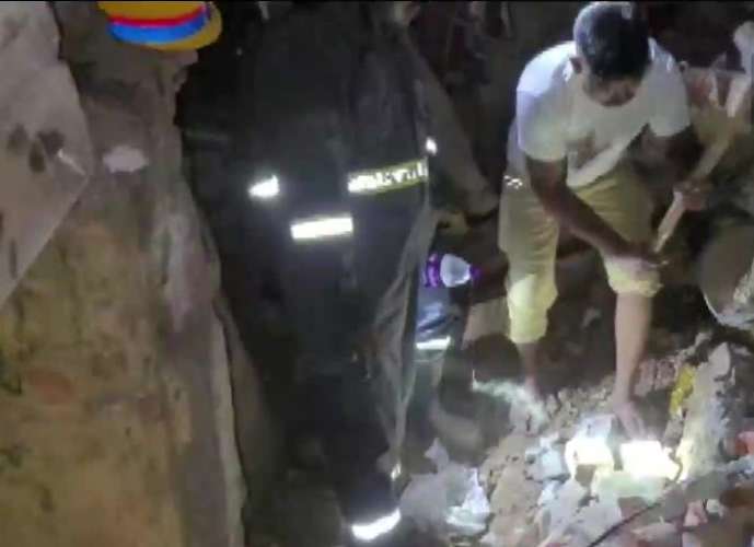 1 5 देवरिया में दो मंजिला मकान के गिरने से तीन लोगों की मलबे में दबने से हुई मौत, एक महिला घायल