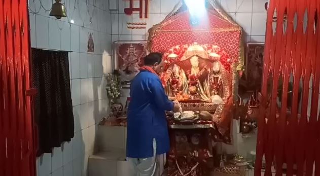212 शरदीय नवरात्रि में देवी मंदिरों में श्रद्धालुओं का लगा तांता, पुजारी ने कहा- महादेवी की पूजा का विशेष महत्व