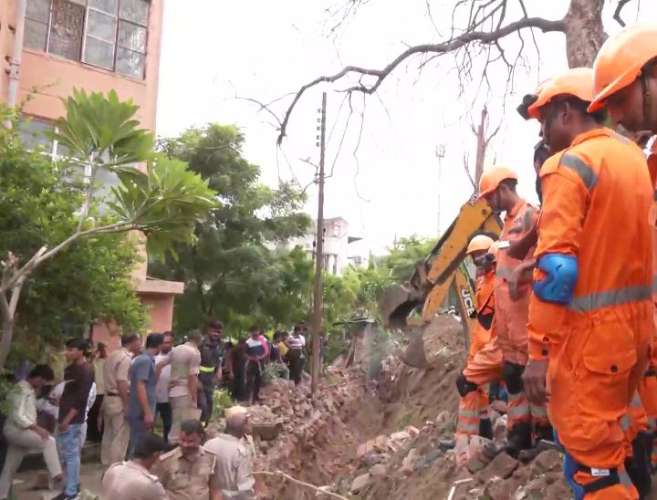 a 1 Noida News: नोएडा में बड़ा हादसा, दीवार गिरने से 4 लोगों की मौत