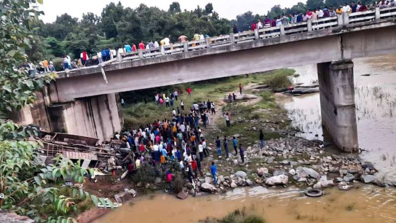 bus accident झारखंड : गिरिडीह से रांची जा रही सिख श्रद्धालुओं से भरी बस पुल से गिरी,7 की मौत, 24 यात्री घायल