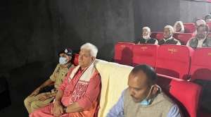 manoj sinha 1 कश्मीर में 30 साल बाद खुला सिनेमा, पुलवामा और शोपियां में खुले थिएटर