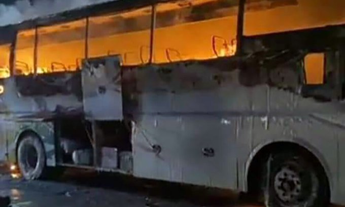 Fe7ZXAXaAAEK OU Bus Fire In Pakistan: बाढ़ पीड़ितों को लेकर जा रही बस में लगी आग, 18 यात्री जिंदा जले