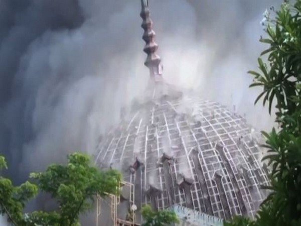 FfenRVpakAI1J4k Jakarta Mosque Fire: जकार्ता में जामी मस्जिद का विशाल गुंबद आग लगने के बाद गिरा, देखें VIDEO
