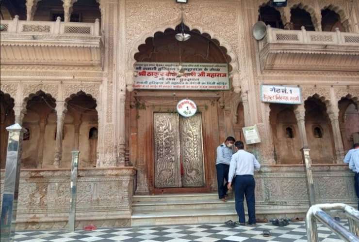 banke bihari mandir 1603183632 Banke Bihari Temple: आज से बांके बिहारी मंदिर के खुलने का समय बदला, जानें ठाकुरजी के दर्शन का समय