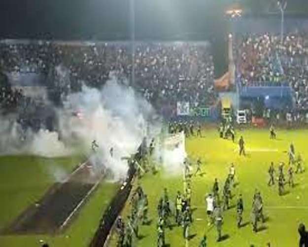 download 1 Indonesia Riots: फुटबॉल टीम के मैच हारने के बाद भगदड़ मची, 127 लोगों की मौत
