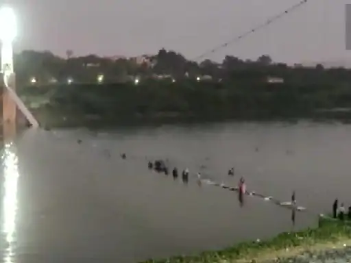 untitled 1667138539 गुजरात में टूटा 140 साल पुराना सस्पेंशन ब्रिज, 30 मरे, 400 लोग नदी में गिरे
