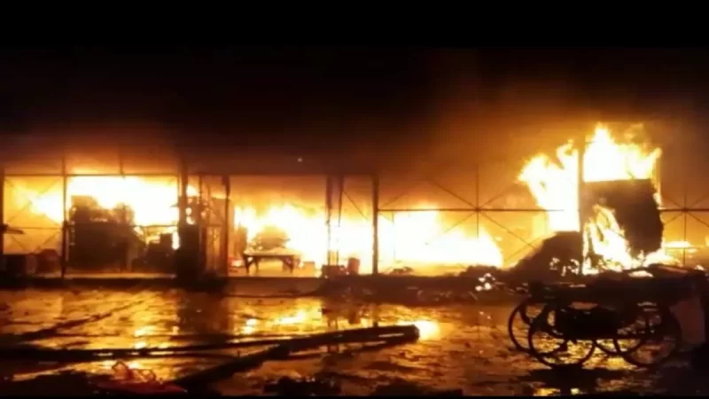 27 11 2022 fire breaks out in galla mandi 23230684 UP News: लखनऊ की नवीन गल्ला मंडी में लगी आग, 20 दुकानें जलकर खाक