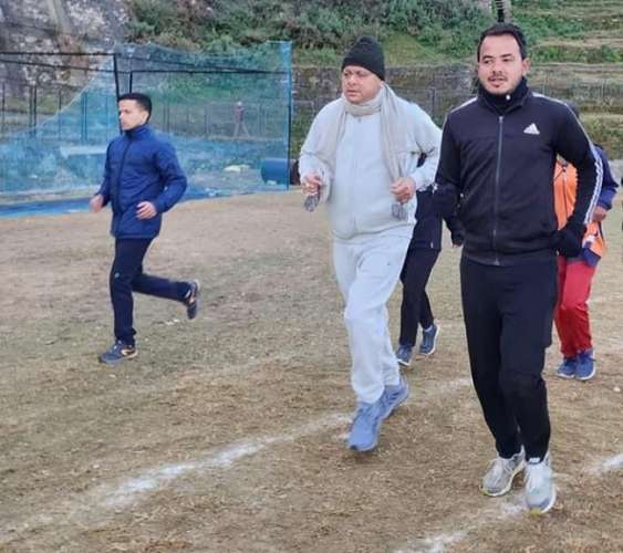 CM Dhami in almora Uttarakhand: मुख्यमंत्री धामी ने अल्मोड़ा के स्पोर्ट्स स्टेडियम में युवाओं के साथ लगाई दौड़, खेला बैडमिंटन