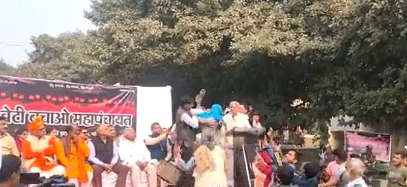 Screenshot 2270 दिल्ली : महापंचायत में हुआ हंगामा, मंच पर महिला ने शख्स को चप्पलों से पीटा, जानें पूरा मामला