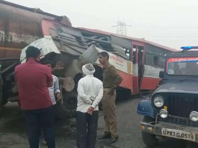 agra accident UP News: आगरा में भीषण सड़क हादसा, टैंकर में घुसी रोडवेज बस, दो सवारियों की मौत
