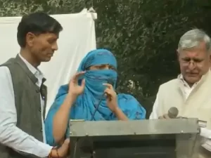sdfsfdsfvs 1669713557 दिल्ली : महापंचायत में हुआ हंगामा, मंच पर महिला ने शख्स को चप्पलों से पीटा, जानें पूरा मामला
