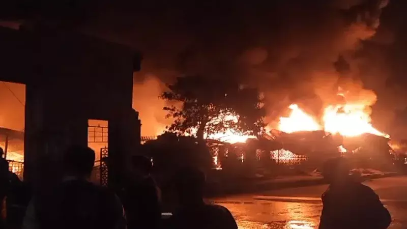 800x450 1473195 fire broke out in pakistan पाकिस्तान: इस्लामाबाद की संडे मार्केट में लगी भीषण आग, 300 दुकानें और कई स्टॉल जलकर खाक