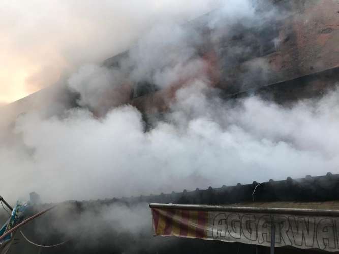 Fktj9 9VUAAplwB Fire In Delhi: विकासपुरी में एक दुकान में लगी आग, लोगों में मचा हड़कंप